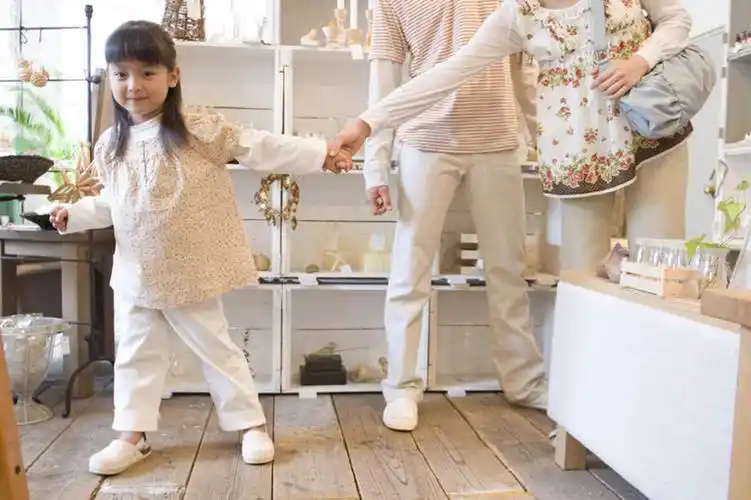 东方人,儿童,三个人,家庭,夫妻,母亲,父亲,女儿,站,走,握手,横图,室内