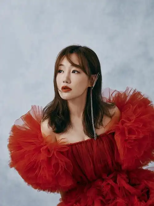 薛佳凝最新大片释出惊艳展现叠纱红裙