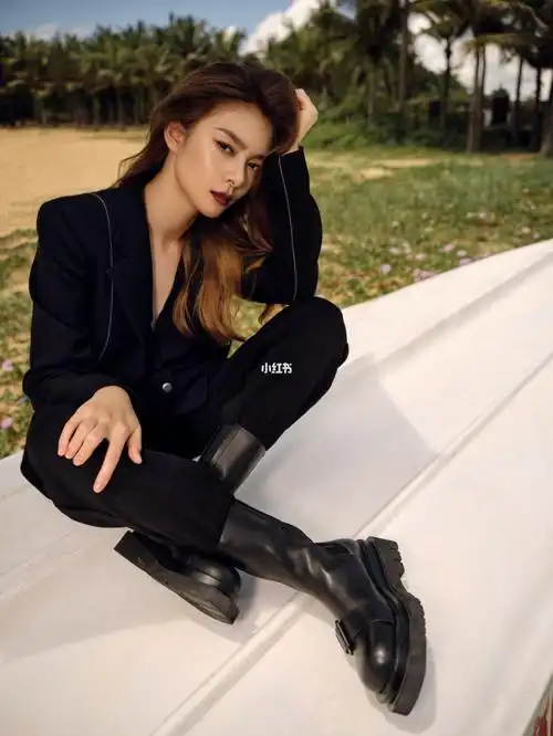 shana厚底切尔西靴『道』机车风宽阔一字带装饰于靴面,靴口傅菁选择将