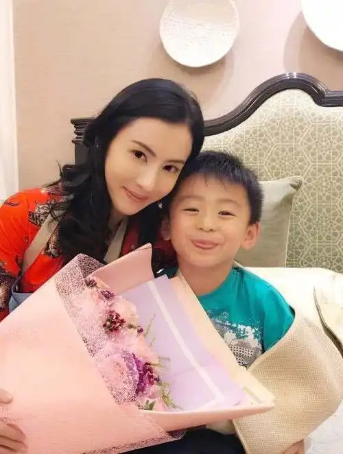 张柏芝三胎小儿子已经长大,长相现生父基因,能看出来像谁吗?