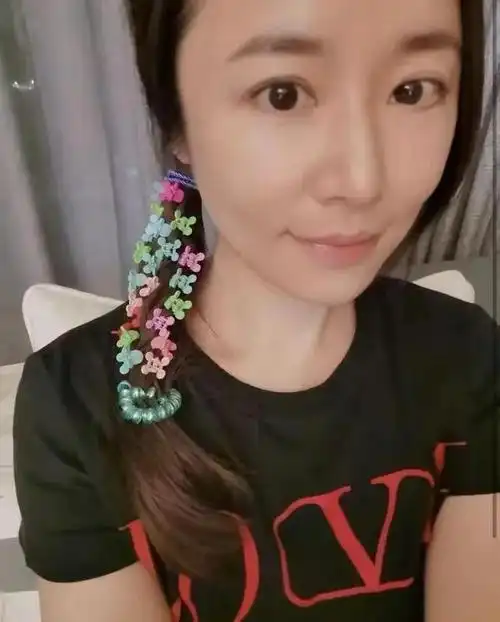 小海豚为林心如扎辫子辫子上全是糖果色夹子心如吐槽拽光头发