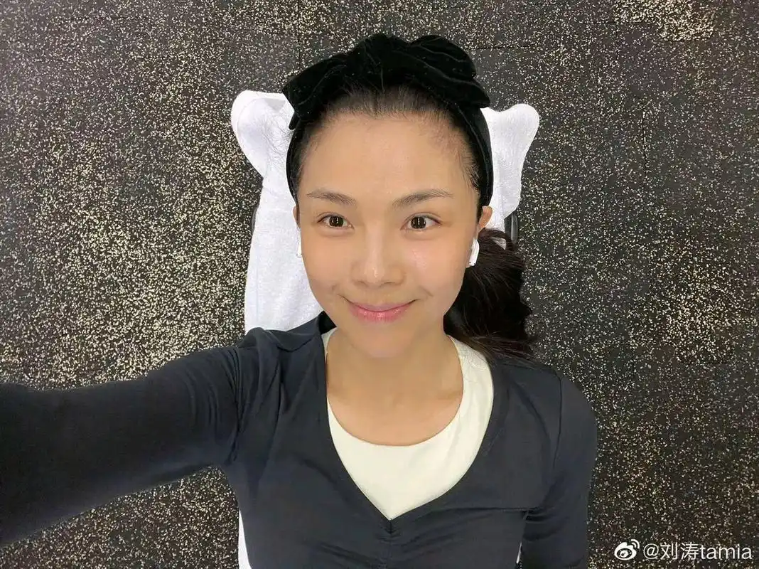 4月11日,刘涛在社交平台晒出一组素颜照;照片中的她,穿着一套运动服