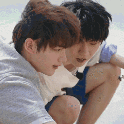 马嘉祺给丁程鑫拍照