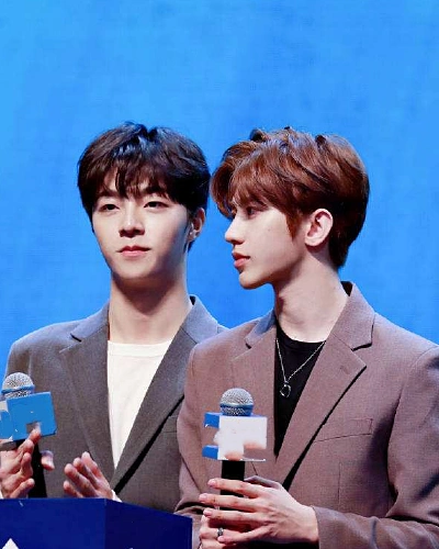 有种"友谊"叫蔡徐坤陈立农,看到俩人的牵手方式,我承认我羡慕了