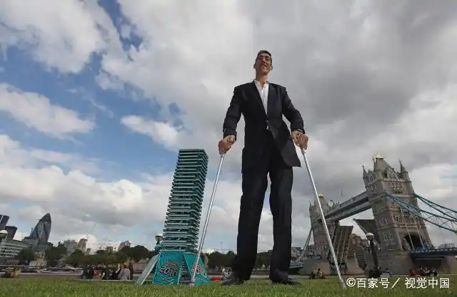 他的身高在现在已经是无法想象的高度了,我们正常人站在他身边,都会