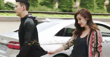 甚至是扯衣角这样的小细节,也充满着温柔和娇羞.