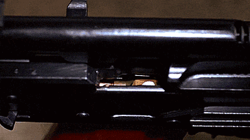 它的自动原理是:第一次击发时,必须手动上膛,撞针撞击子弹底火,点燃