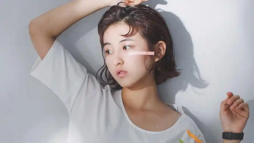 张子枫短发时尚风格写真