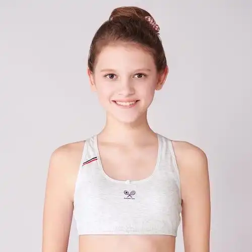 女孩儿发育早于男孩儿,到了青春期受身体变化影响,孩子们情绪也极易