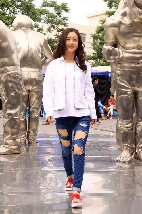 赵丽颖时尚街拍,黑白半点长袖上衣,搭配牛仔抹胸裙, 暗红色短靴搭配