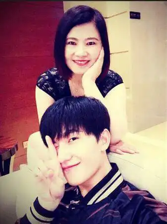 杨洋妈妈首曝光! 母子月牙笑眼copy"根本是姐弟"