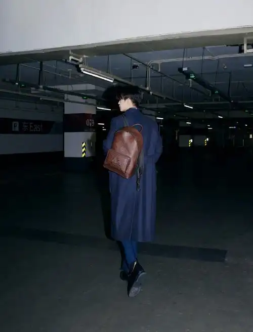 任嘉伦allen作为代言人受邀前往#米兰时装周#出席etro秋冬大秀,利落