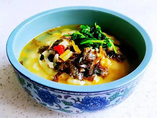 写美篇 所需主食材:锤好洋芋搅团,酸菜(浆水) 附料:韭菜,青椒圈,葱姜