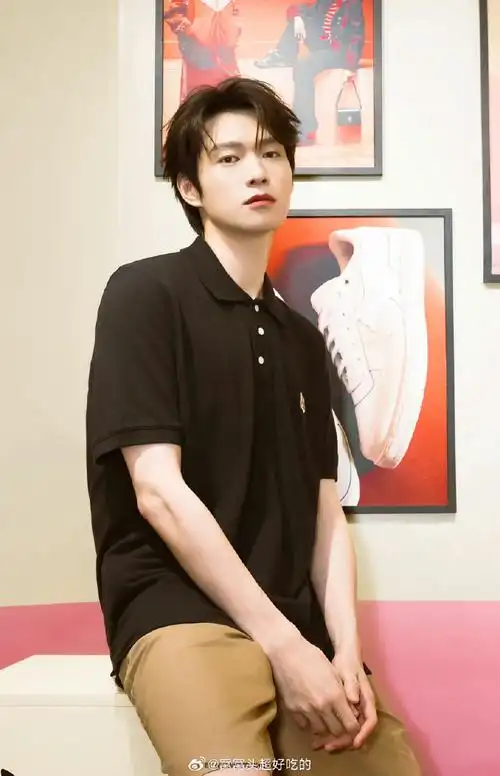 魏大勋maisonkitsune品牌代言人