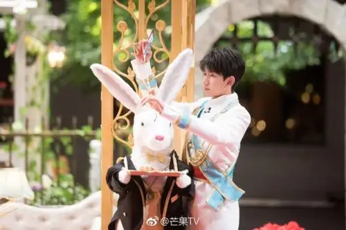 王源穿王子装戴皇冠尽显贵族气质 低头思考展现完美侧颜杀