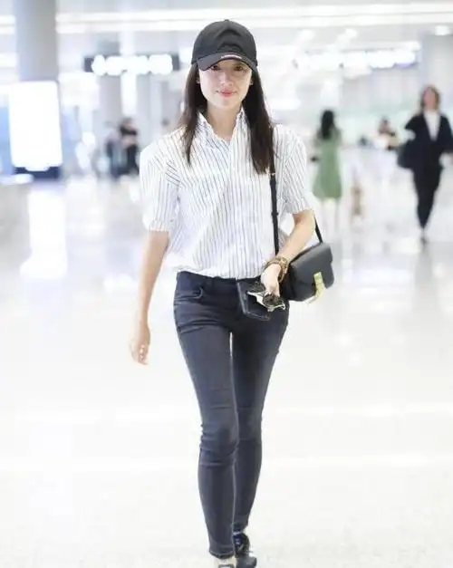 鸭脖子的紧身牛仔裤搭配条纹衬衫董洁展示最靓丽的身影