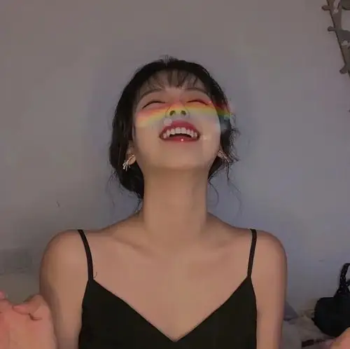 求笑得开心的女生头像