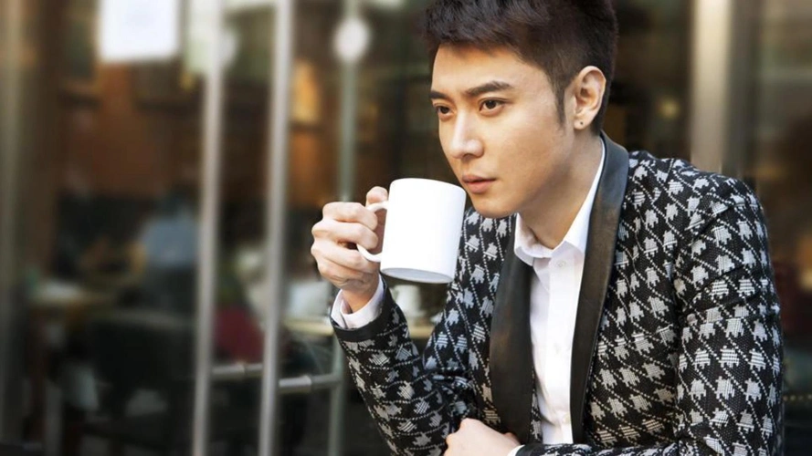 《蓝色生死恋》中尹俊熙,和《致青春》中林静,是同一类"渣男"_郑微