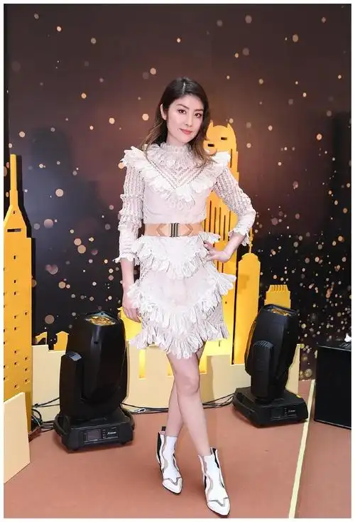 173的陈慧琳穿错衣服!紧身连衣裙,大长腿都变小短腿了