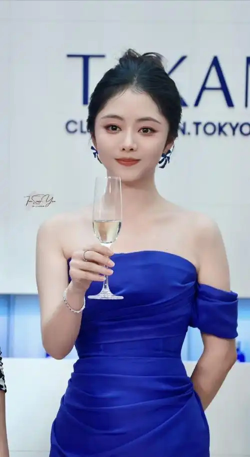 谭松韵蓝色单肩曳地裙##谭松韵可爱丸子头