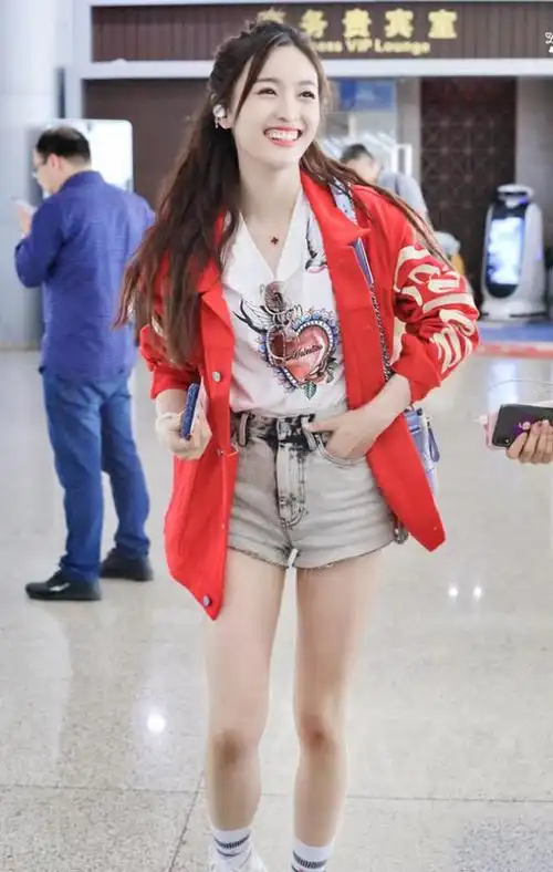 吴宣仪为证自己是腿精有多拼?热裤都没外套长,看到效果网友跪了