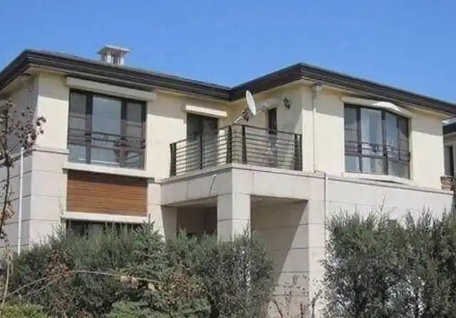 李易峰的豪宅则位于成都,据说买入价高达6000万,光装修就花了将近400