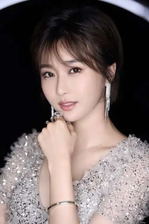 歌手陈冰近日曝光一组礼服写真,她身着及地银灰色礼服长裙,v领的设计