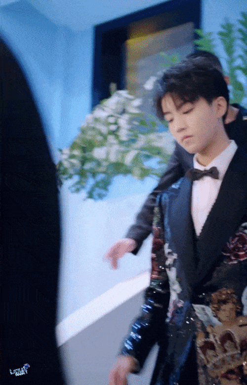 王俊凯惊艳出场动图合集来袭 令人心动满分的凯boss