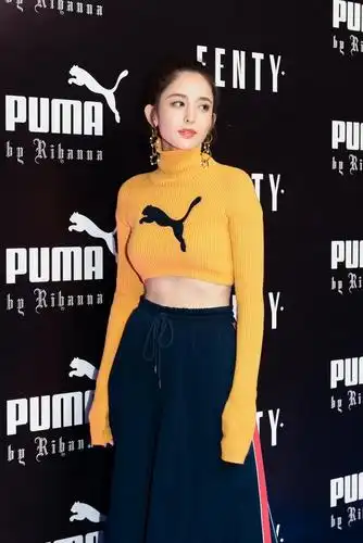 古力娜扎的运动风穿搭,小熊书包抢镜