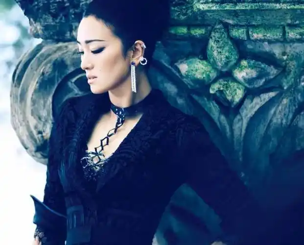 53岁的巩俐与70岁男友恋情曝光!男友背景惊人,看不出年龄差!