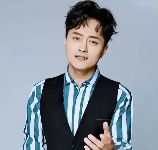 歌手云飞:对前妻不闻不问,把小7岁娇妻宠成公主,高月差哪儿了(5)-中国