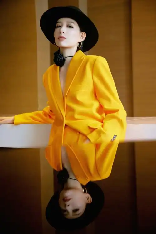 上游时尚|李斯丹妮亮橙西服套装惊艳亮相,摩登时髦风格态度