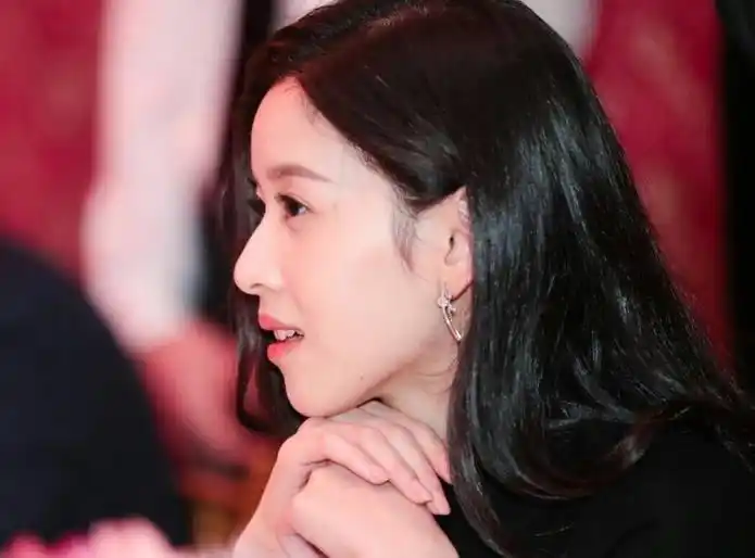 奶茶妹妹侧脸杀事实上,章泽天不只有漂亮的外表,更是北京清华大学毕业