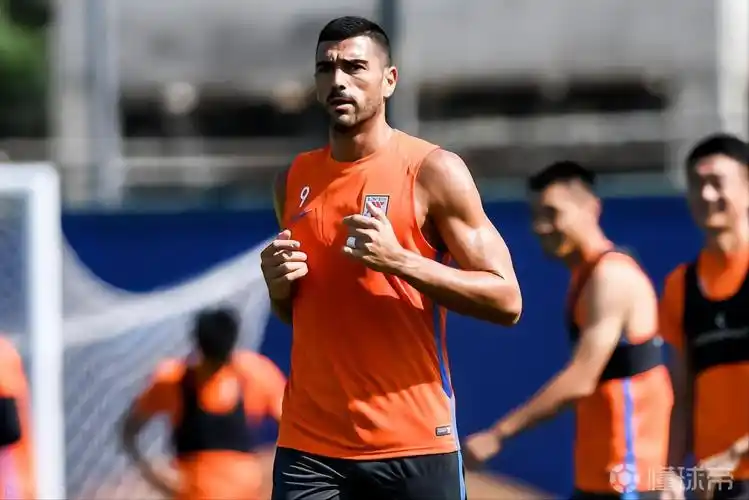山东鲁能外援佩莱已经开始跟队合练从体型上看佩莱