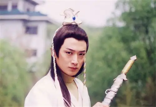 饰演丘山道长的邵峰,则是曾经的8090后童年古装男神.