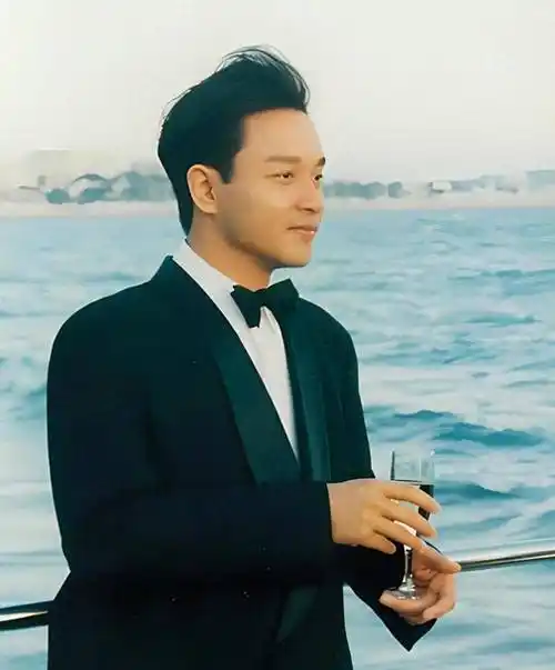 张国荣穿着黑色西装,海边清爽造型,帅气文雅有气质_照片_款式_外国