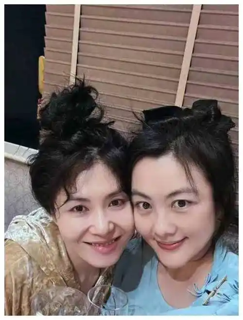 49岁李健夫妇放送公开秀恩爱,首度展露灿烂笑容,美满甜蜜如初.