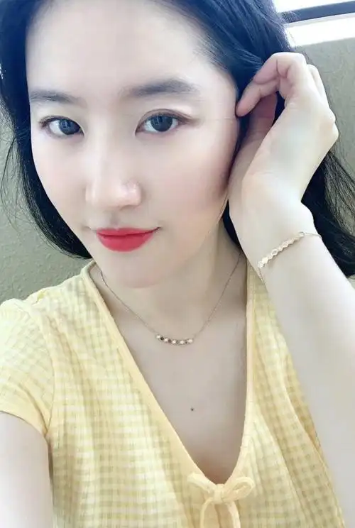 刘亦菲生日自拍白到发光,发量也令人羡慕,只是鼻头要加强保养了