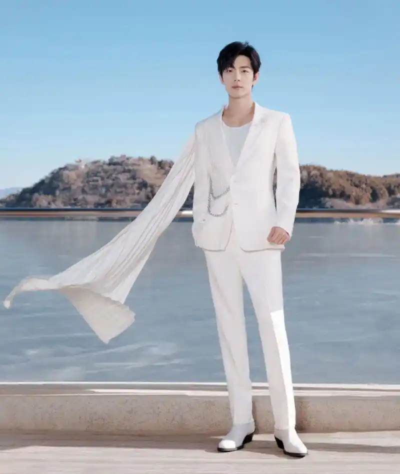 肖战身穿一身白衣,宛如白马王子一般,衣服上的披风是代表所向披靡吧?