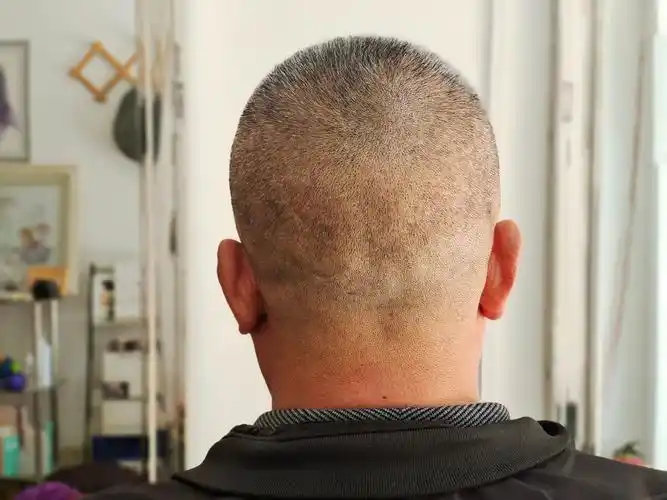 后脑勺也是不能忽略,干净的后脑勺发型也是特别的有型