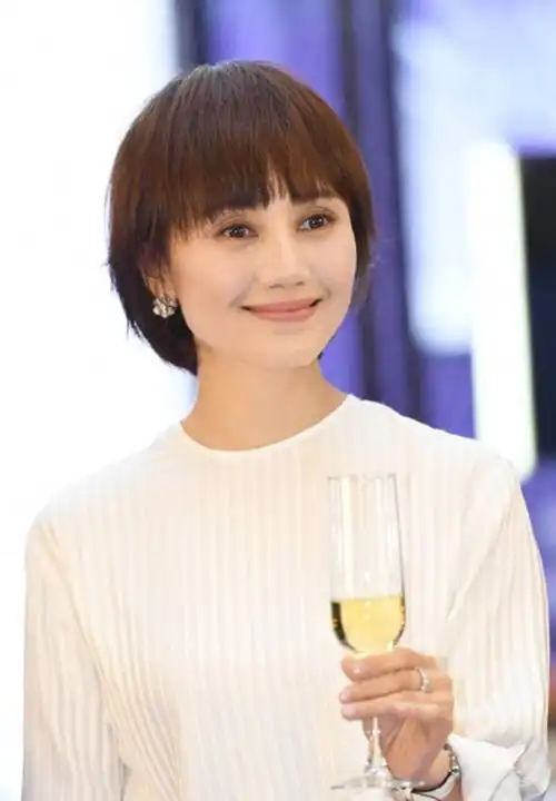 41岁的袁泉不过波波头亮相,阿姨秒变少女,短发很惊艳