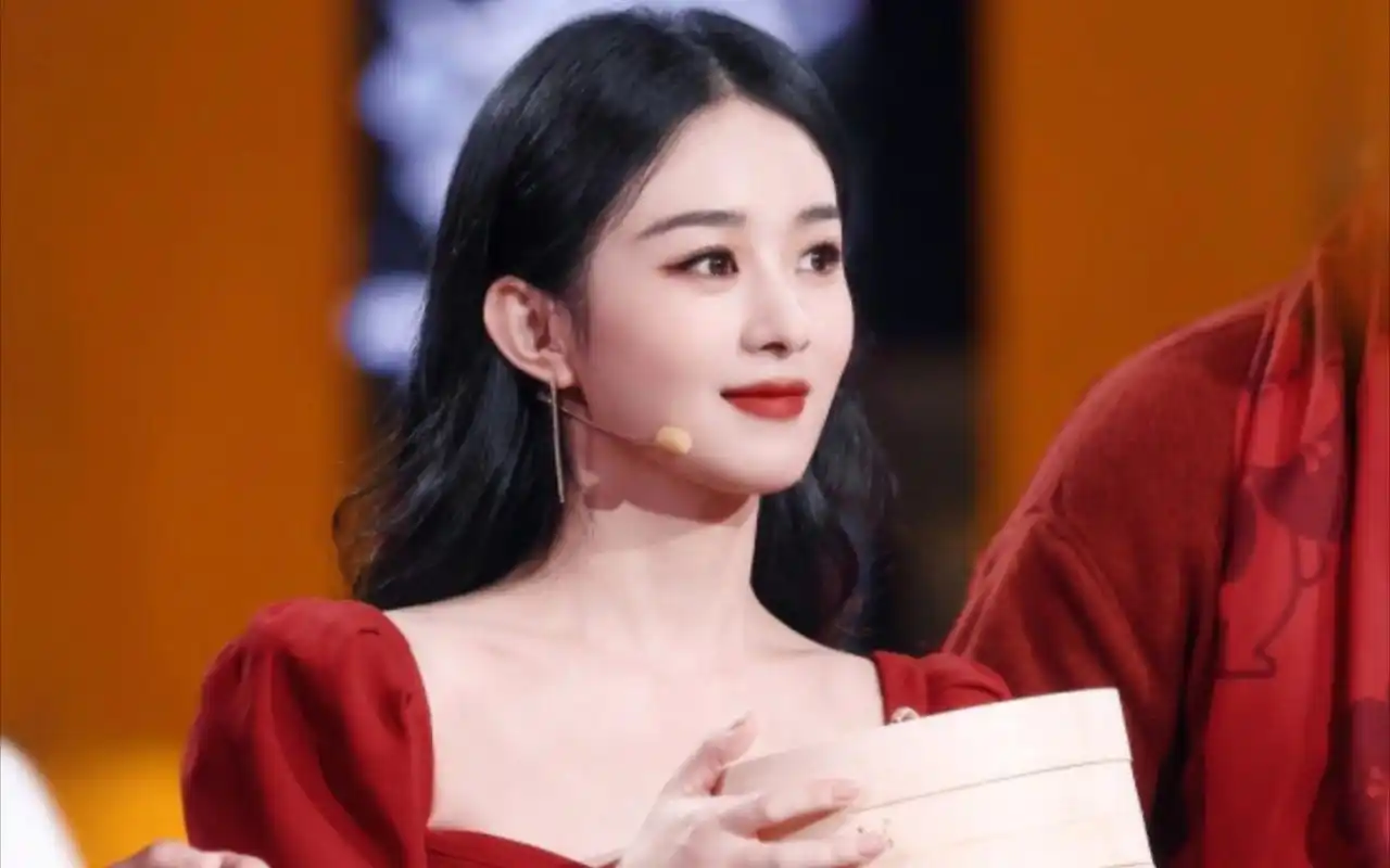 赵丽颖录制北京卫视春晚,红裙披发,美翻了