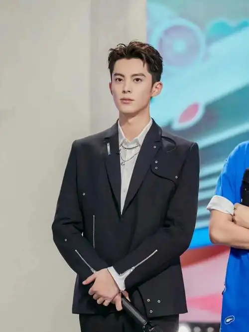 作为娱乐圈中新晋的当红小生,王鹤棣当属人气非常高的一位颜值演员