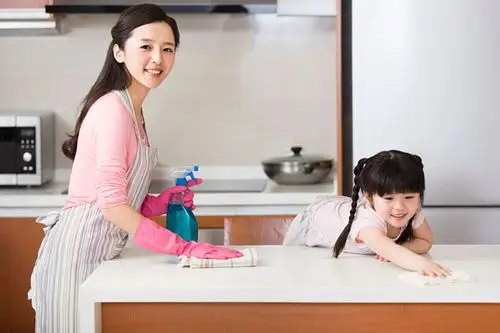妈妈和女儿打扫厨房