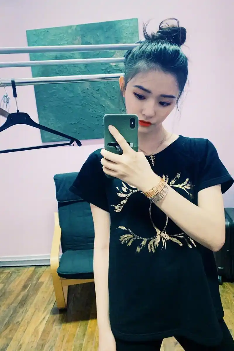 林允丸子头出镜红唇亮眼 嘟嘴卖萌鬼马可爱