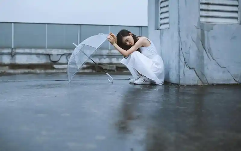 长发美女雨中性感写真