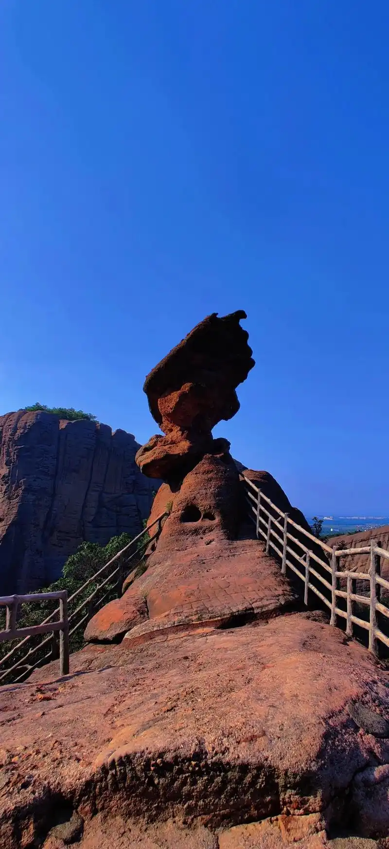 弋阳龟峰山是5a级风景区 拥有奇特的丹霞地貌 集"奇,险,灵,巧"于一身