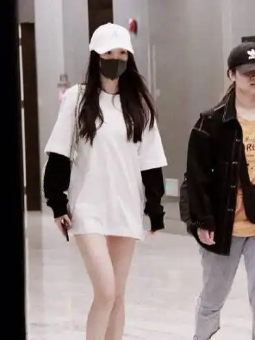 论秀腿我只服杨幂,牛仔裤套长筒靴微露出小蛮腰