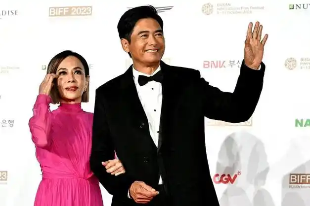 周润发夫妇高调亮相韩国红毯!64岁妻子穿芭比粉扮嫩,长相太精明