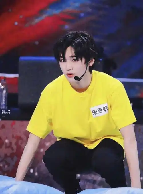 宋亚轩运动大片曝光,穿运动衣湿发阳光帅气,率真笑容引人_时代_年龄